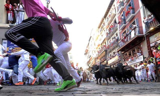 Festival in Pamplona. Jeden Morgen um 8 Uhr früh laufen in diesen Tagen Menschen in der nordspanischen Stadt vor den Kampfstieren durch die Straßen.