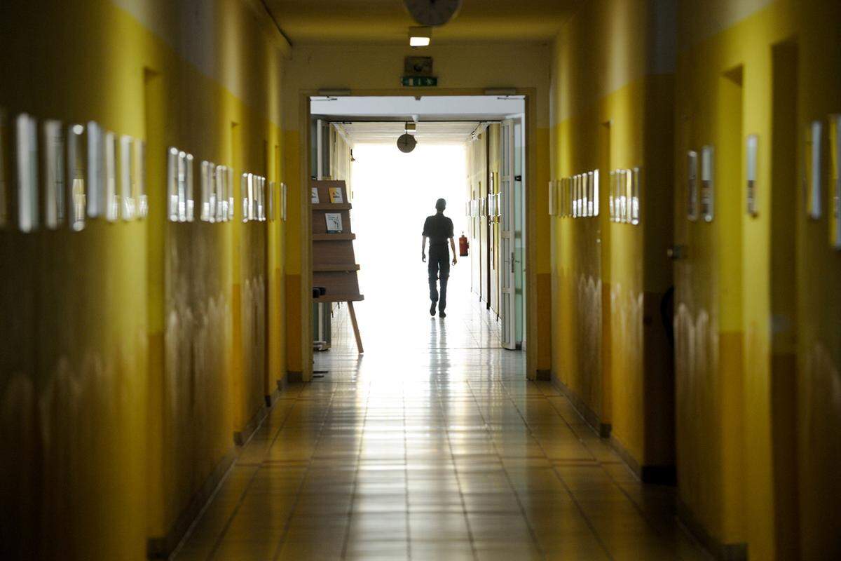 Das Militärrealgymnasium in Wiener Neustadt steht vor dem Aus: Es steht auf der Streichliste des Verteidigungsressorts. Doch was ist das eigentlich für eine Schule? Ein Lokalaugenschein. Von Bernadette Bayrhammer und Clemens Fabry (Fotos)