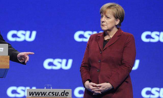 Demütigungen sitzen tief. Am CSU-Parteitag Oktober 2015 gab es eine Standpauke für Angela Merkel von Horst Seehofer. 