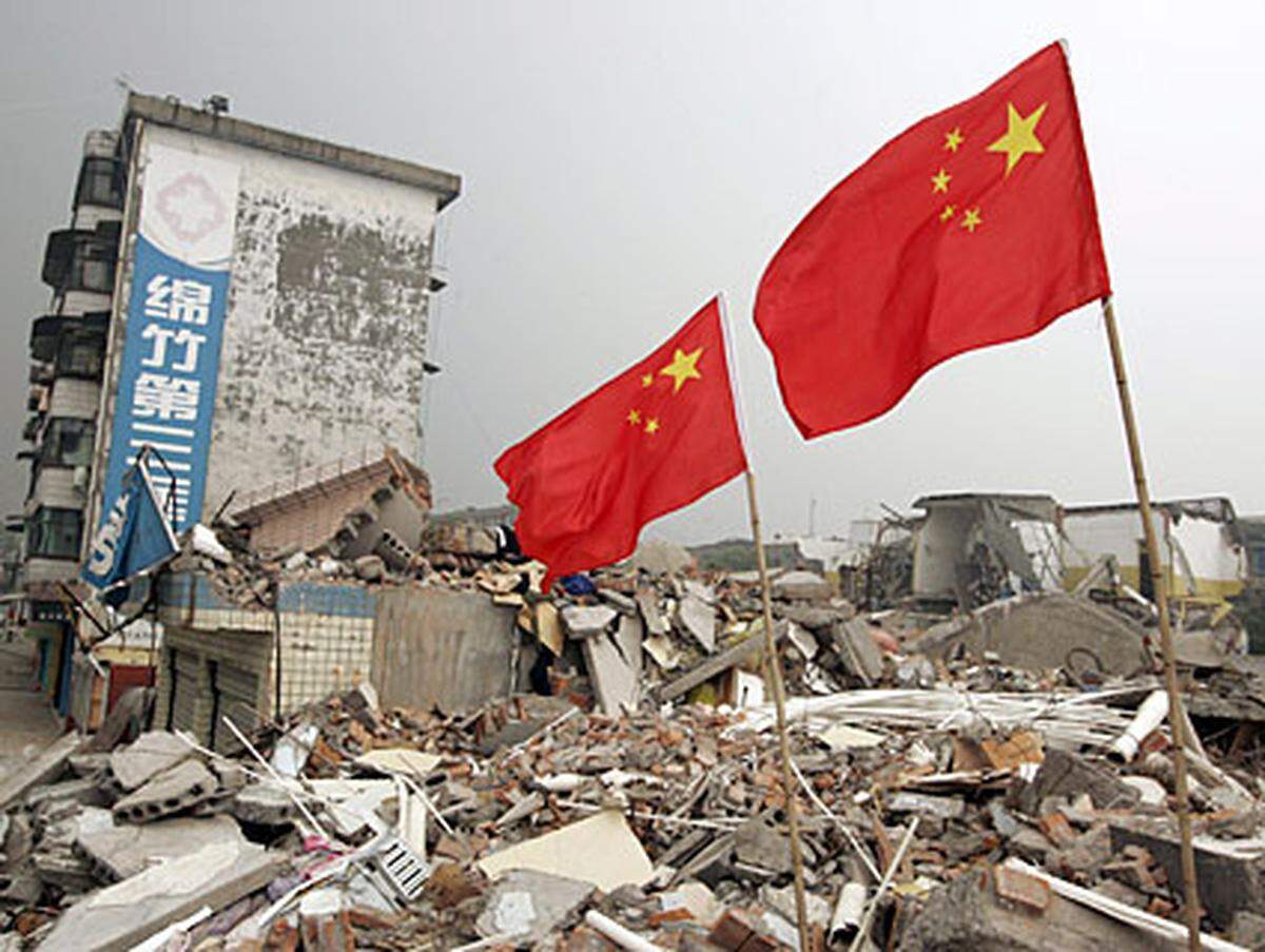 In der Provinz Sichuan im Südwesten Chinas sterben bei einem verheerenden Beben der Stärke 8,0 mindestens 70.000 Menschen, rund 18.000 Menschen werden bis heute vermisst.>> Zur Übersichtskarte