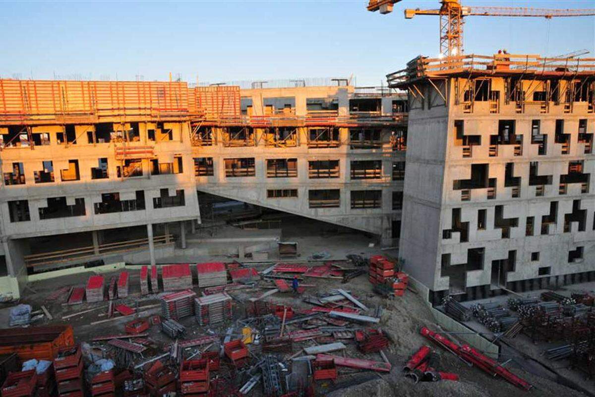 Der Neubau scheint zügig voranzuschreiten: Der Rohbau reicht bei einigen Gebäuden bis zu den obersten Geschoßen.