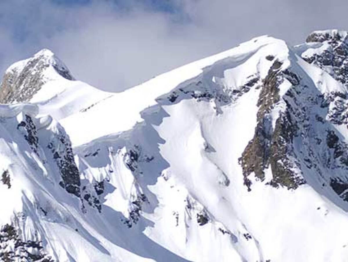 Ein Olympisches Dorf liegt im Schnee-Zentrum im Gebirge Krasnaja Poljana, die Eis-Bewerbe finden in der unmittelbaren Umgebung von Sotschi statt. Die Alpinbewerbe gehen in Roza Khutor über die Bühne, die Langlaufbewerbe in Psekhako Ridge, wo Gazprom ein neues Skigebiet entstehen lassen hat.
