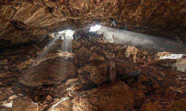 Hier sollen schon vor 30.000 Jahren Menschen gelebt haben: die Chiquihuite-Höhle in Mexiko, mit Forschern.