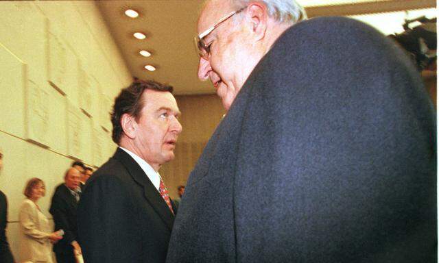Wenn sich einer nicht und nicht vom Amt trennen kann, schlägt die Stunde des Kontrahenten. Kanzler Helmut Kohl und Herausforderer Gerhard Schröder im März 1998.