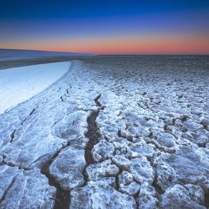 Gefrorenes Wattenmeer bei Sonnenaufgang: Wenn der Klimawandel nicht eingedämmt wird, könnte der Effekt größer werden als der Einfluss des Mondes auf die Erdrotation. 