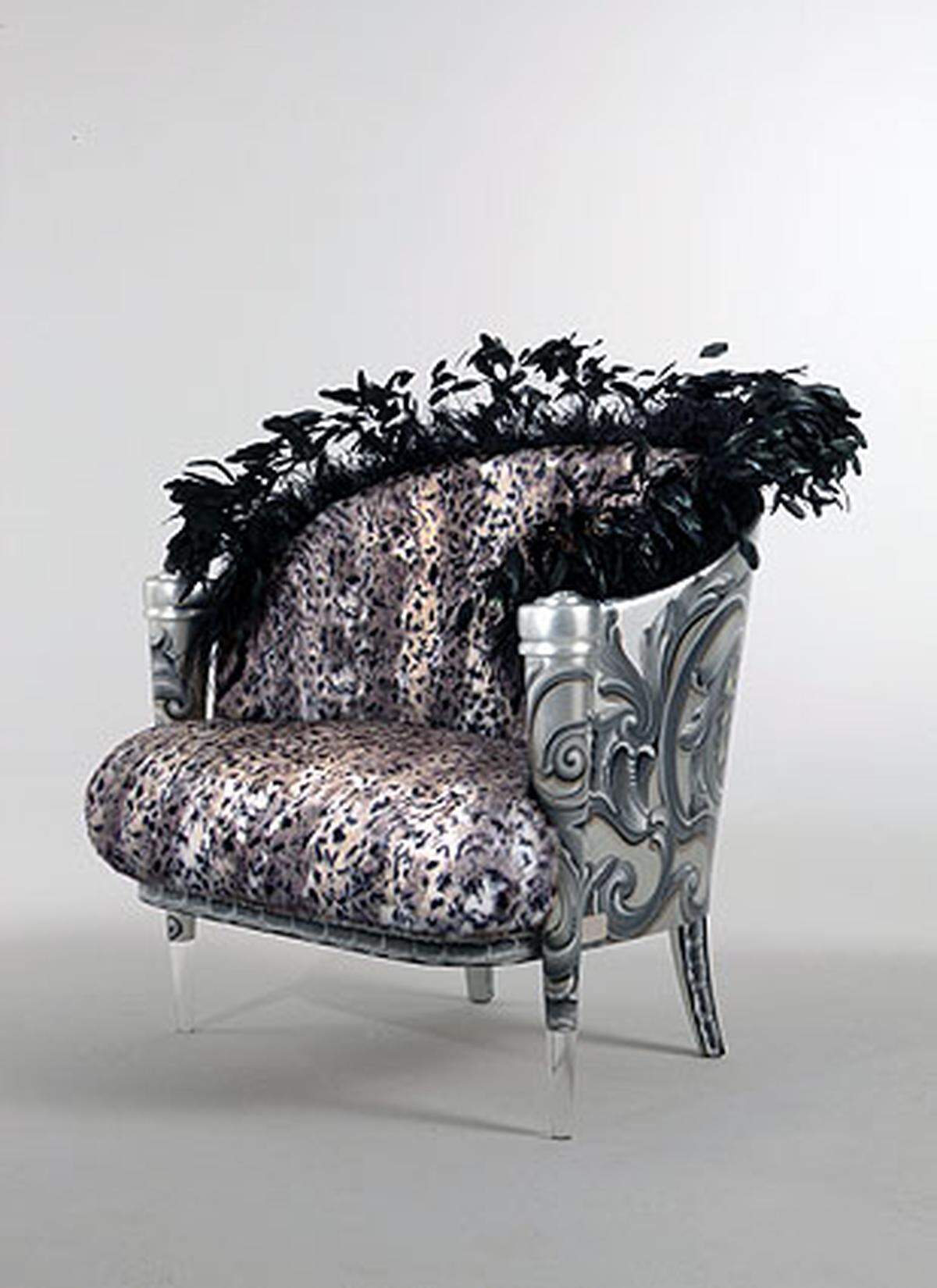 Ersteigert werden können unter anderem auch ein auf 27.000 Dollar veranschlagter, mit Straußenfedern geschmückter Sessel im Leoparden-Stil ...