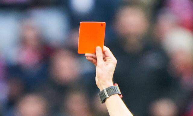 Referee Harm OSMERS shows red card to Karim REKIK Hertha 4 Rote Karte FC BAYERN MUNICH HERTHA BS