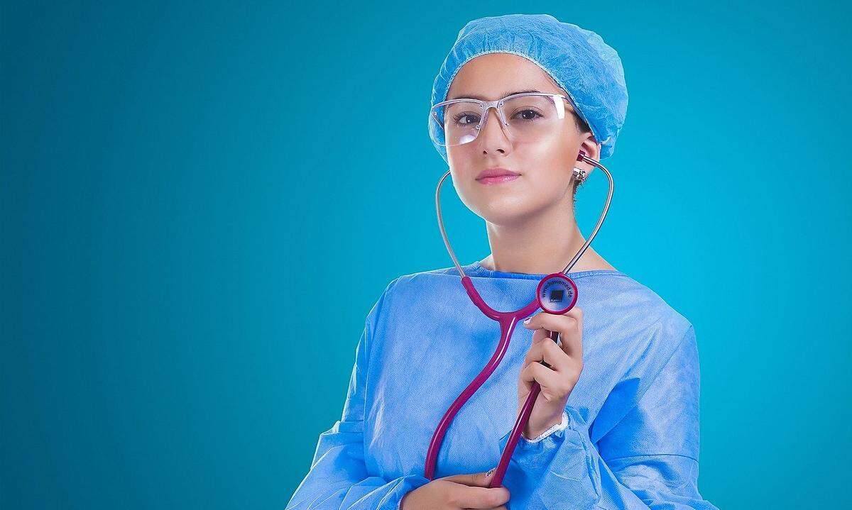 "Krankenschwestern sind wie Eisberge" Nein, sie sind nicht so kalt und kantig wie die Eisriesen. Dieser Google-Suchvorschlag beschreibt nämlich die vielen Aufgaben, die Krankenschwestern erledigen: "Krankenschwestern sind wie Eisberge. Man sieht immer nur 1/5 von dem, was sie leisten!"