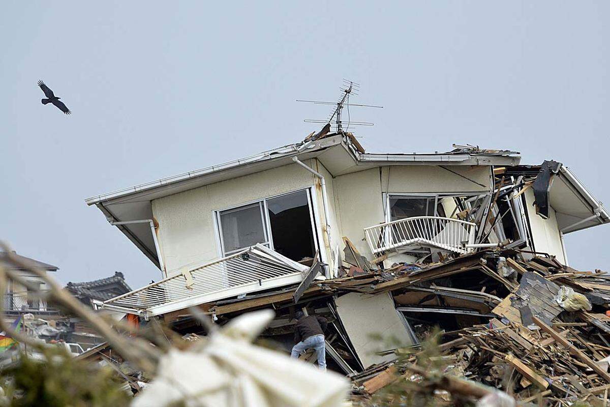 Montag (21. März): Ein Anrainer sucht in den Trümmern eines Hauses in Natori nach Brauchbarem.