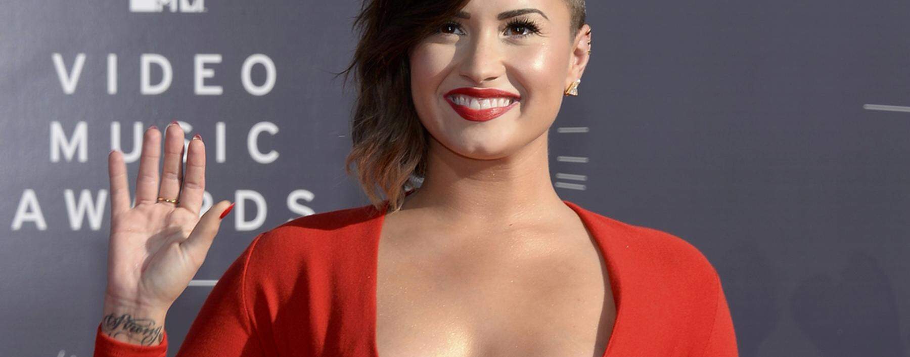 Demi Lovato arrives at the 2014 MTV Music Video Awards in Inglewood