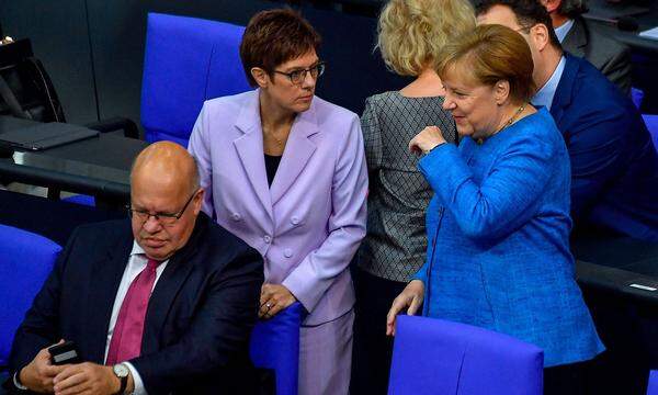 Angela Merkel vor zwei Jahren im Gespräch mit Kramp-Karrenbauer und Altmaier.