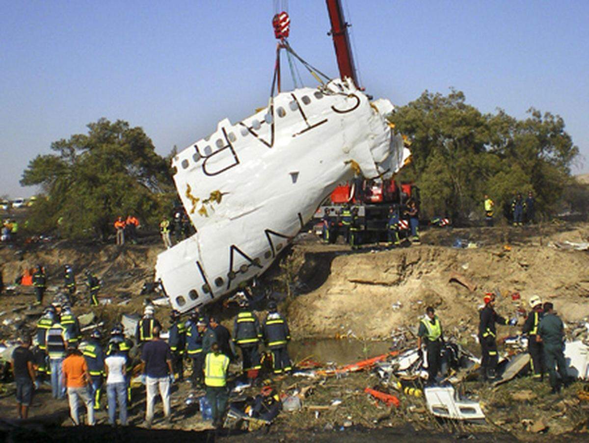 Auf dem Flughafen Madrid-Barajas zerschellt eine Maschine der Fluggesellschaft Spanair vom Typ MD-82 unmittelbar nach dem Start. Das Flugzeug ging sofort in Flammen auf. 154 Menschen kamen in dem Inferno ums Leben