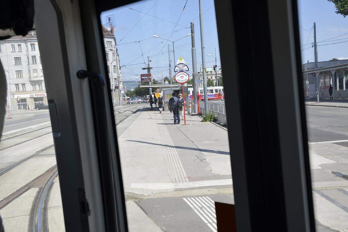 ... auf die Prinz-Eugen-Straße zu fahren, der Gürtel wird dann also gequert.