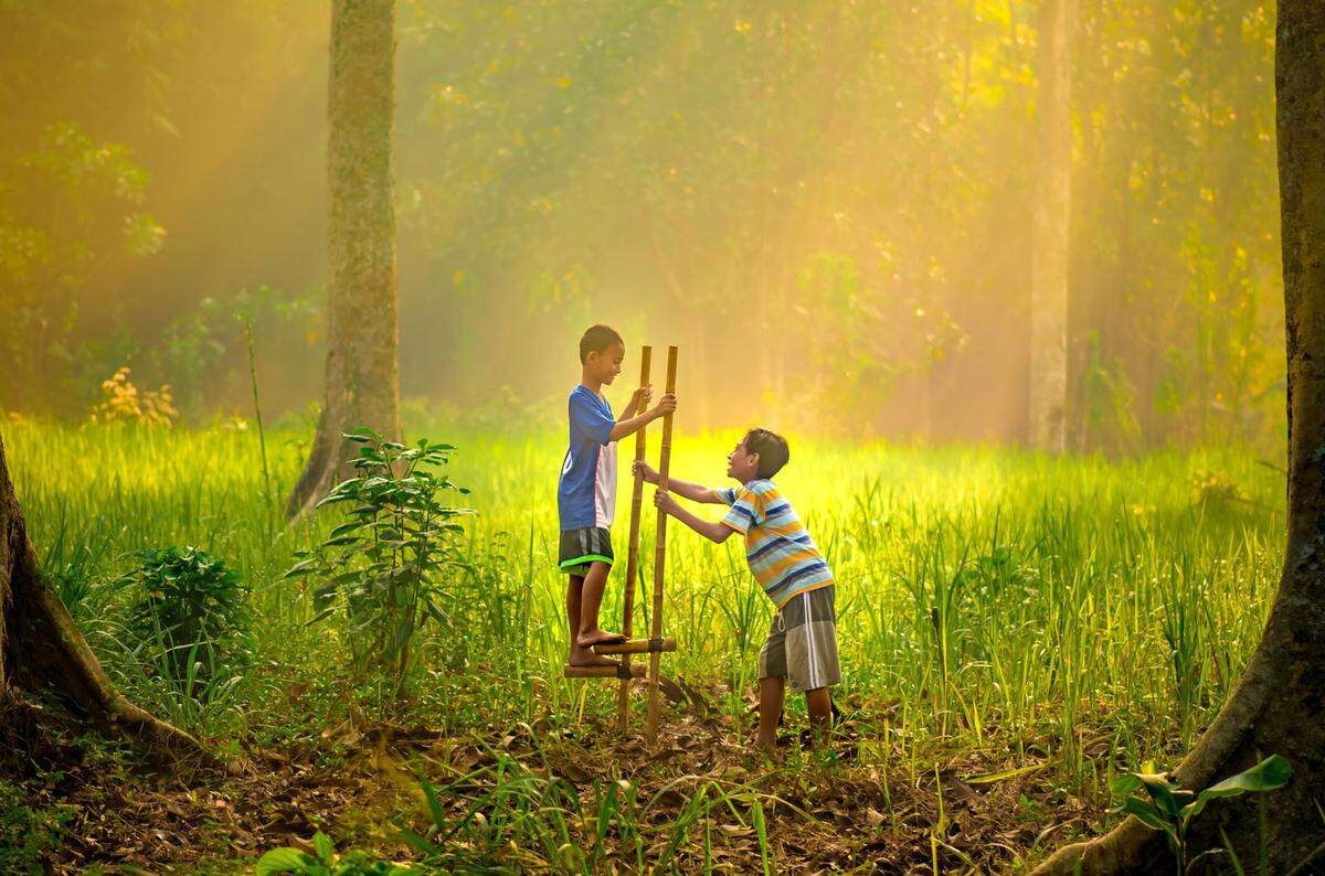 Diese Szene im "Sonnenlicht" - wie er auch das Foto nennt - hat ein Nutzer aus Indonesien festgehalten. Die beiden Kinder darauf spielen an einem sonnigen Morgen ein altes traditionelles Spiel: "Egrang", auf Deutsch: Stelzenlauf. "Mit diesem Foto wollte ich das Glück und die Einfachheit des Aufwachsens auf dem Land veranschaulichen." Immer wieder ruft "Agora" zu internationalen Fotowettbewerben auf. Den Gewinner kürt nicht eine Jury, sondern die Community selbst - und belohnt ihn dadurch mit einem Preisgeld von rund 1000 US-Dollar. >>> Zu weiteren Finalisten