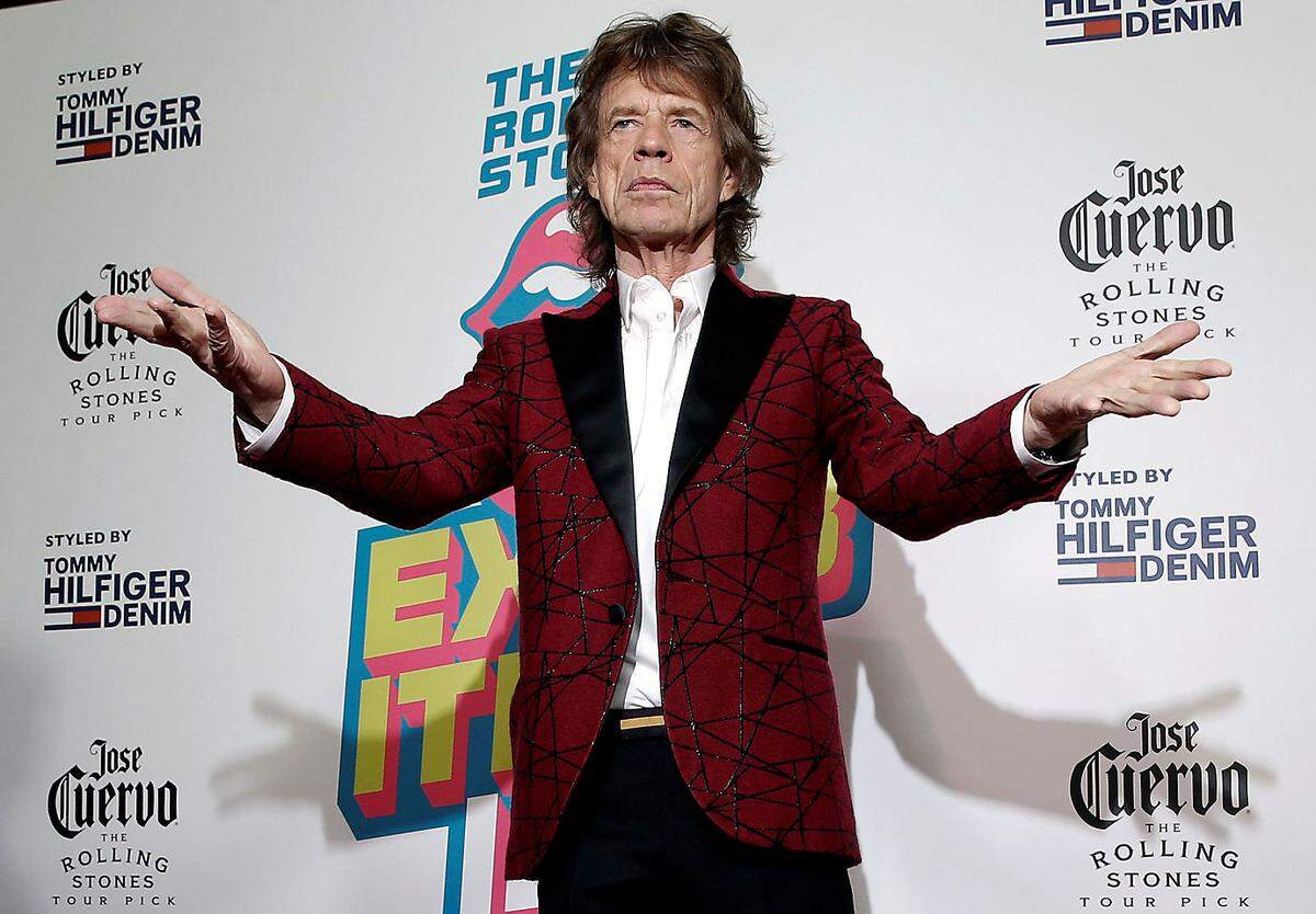 Wie eng die Beziehung von Deveraux' Eltern war, vermochte niemand so recht zu entschlüsseln. Nun ist es jedenfalls entgültig vorbei zwischen dem Rockstar und der Tänzerin: Britische Zeitungen berichten, dass Jagger in Paris bereits mit der nächsten jungen US-Amerikanerin gesehen wurde. Sie heißt Noor Alfallah, lebt in Kalifornien und ist 22 Jahre alt - 52 Jahre jünger als Jagger.