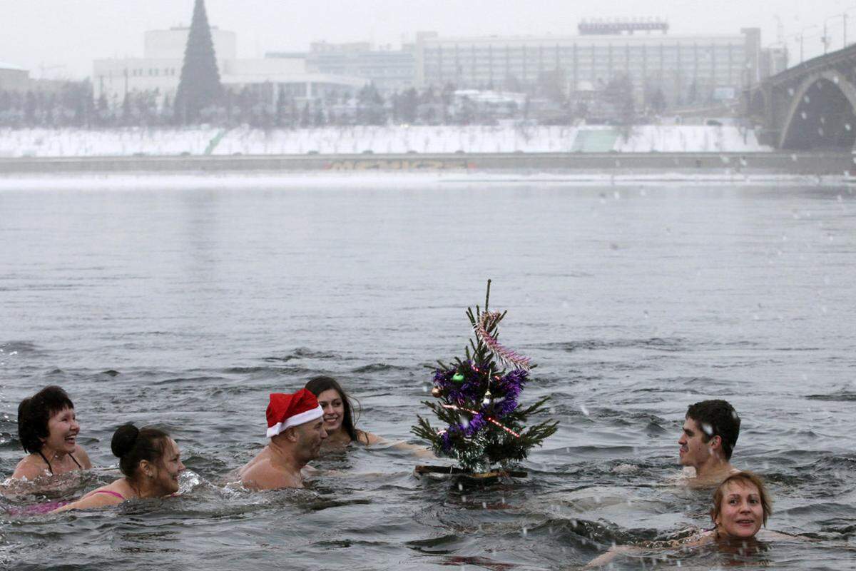 Wer in Sibirien ins kalte Wasser steigt, der scheint tatsächlich gut gerüstet für das neue Jahr 2013.