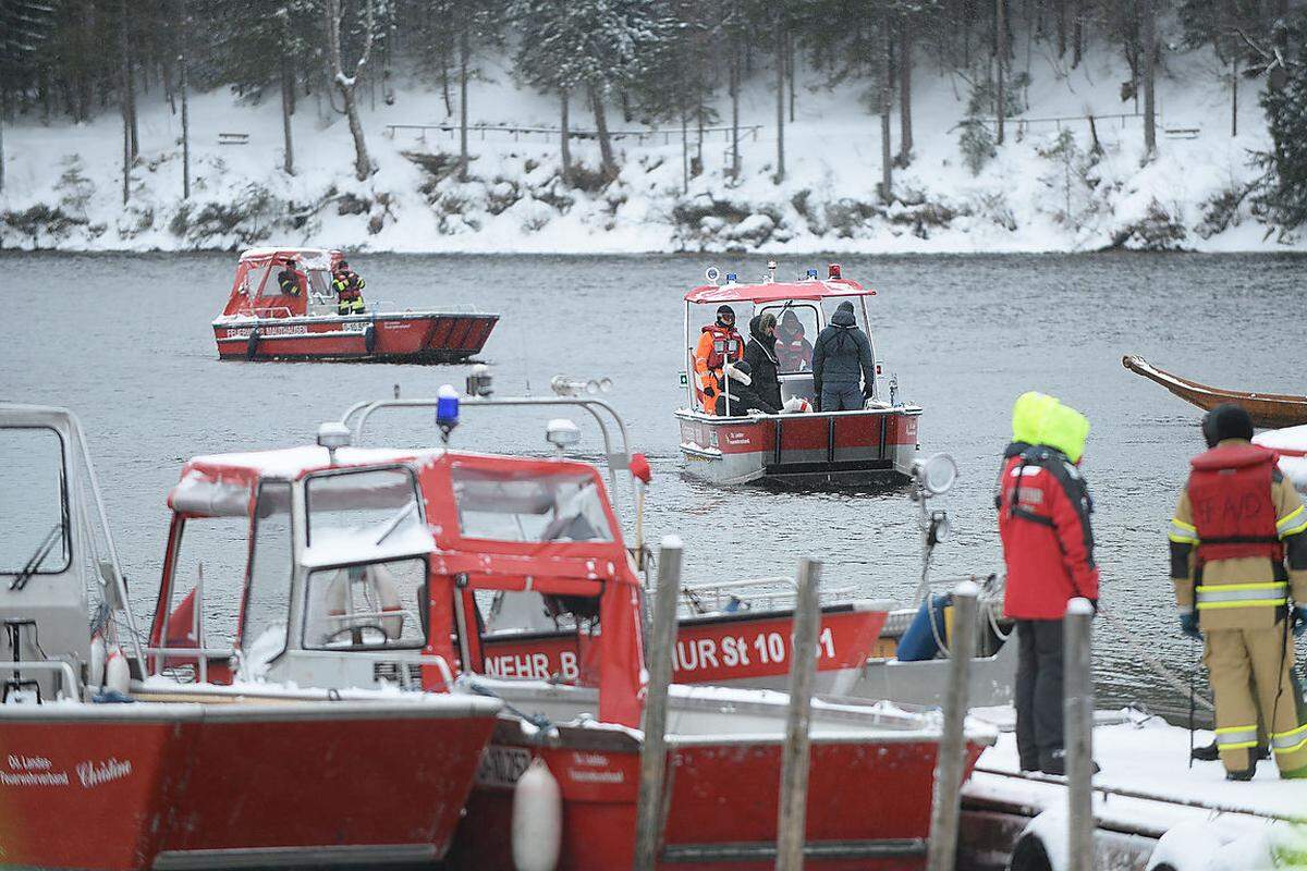 Nicht nur über, sondern auch auf dem Altausseer See herrschte reges Treiben. Mehrere Feuerwehrboote waren am See unterwegs. Action darf man sich aber von dem Dreh in Altaussee nicht erwarten, heißt es vonseiten "CineStyria": In Altaussee werde nichts in die Luft gesprengt, es gehe um reine Spielszenen mit dem Hauptdarsteller.