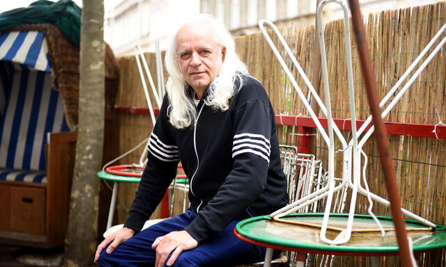 Kurt Palm in einem seiner natürlichen Biotope, dem „Espresso“ in der Burggasse in Wien-Neubau. 