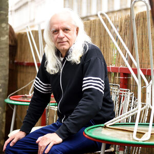 Kurt Palm in einem seiner natürlichen Biotope, dem „Espresso“ in der Burggasse in Wien-Neubau. 