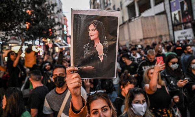 Seit dem Tod von Mahsa Amini in Gewahrsam der Sittenpolizei gehen Menschen weltweit auf die Straße (am Foto in Istanbul). Sie solidarisieren sich mit den Frauen im Iran - die wiederum protestieren gegen das islamische System und dessen Gesetze und Vorschriften.