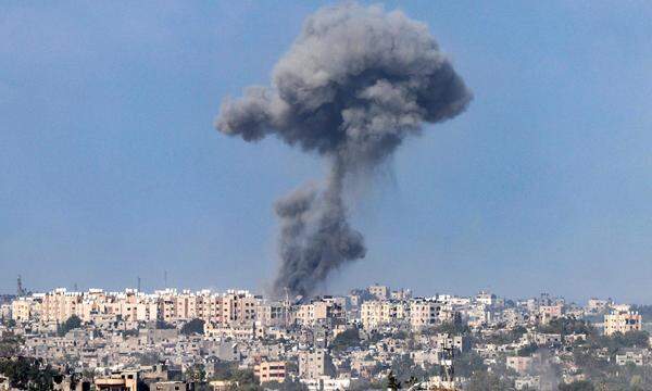 Nach dem Massaker der Hamas an Israelis bombardiert die israelische Armee Stellungen am Gazastreifen.