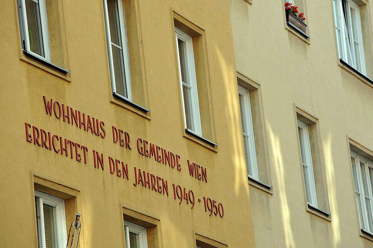 Wien ist nicht nur Hauptstadt Österreichs – sondern auch die größte Hausverwaltung Europas. Bis heute führt die Stadtverwaltung die Tradition des städtischen Wohnbaus fort, für die im „Roten Wien“ der Zwischenkriegszeit der Grundstein gelegt wurde.