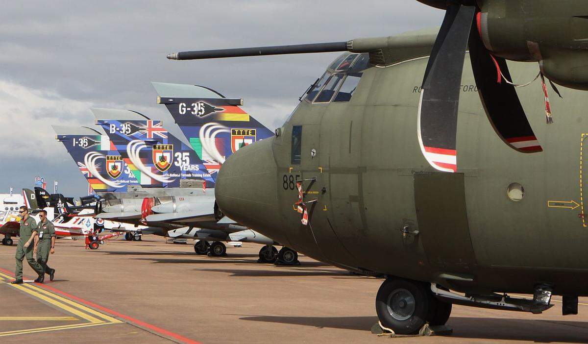 Hinter dem "J-Hercules"-Transporter der RAF zu sehen drei "Tornado"-Jagdbomber aus Deutschland, Großbritannien und Italien mit Sondermarkierungen anlässlich des 35jährigen Bestehens der tri-nationalen Tornado-Schule in Cottesmore (East Midlands).