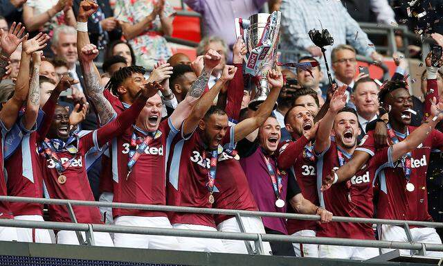 Aston Villa feiert den Aufstieg.
