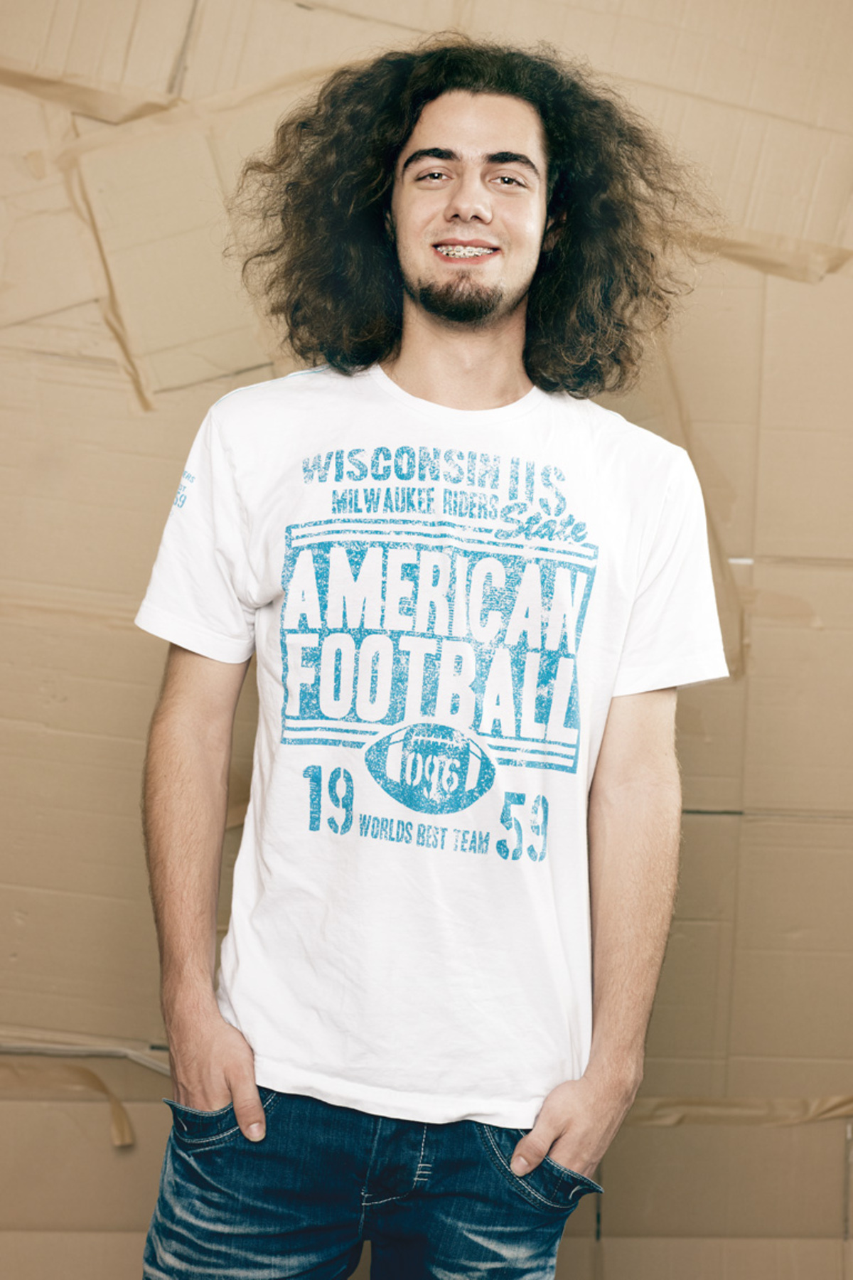 „Youth taking action for the earth“ (YTAE), das klingt einmal nach einer Ansage. Vor knapp einem Jahr hat der World Wide Fund for Nature (WWF) die Jugendorganisation gegründet. Der Österreich-Ableger hat seit Ende September ein klares Kampagnenziel: Ein Verbot für Plastiksackerln muss her. Ganz im Facebook-Sprech heißt die Aktion „Plastiksackerl Dislike“, sie wird unterstützt von „Jugend in Aktion“ und dem Lebensministerium. Und Valentin ist mit dabei. „Plastiksackerln sind ein großes Problem, das sich relativ leicht ändern ließe. Denn es gibt viele Alternativen“, erzählt Valentin. In Bangladesh seien Plastiksackerln bereits seit zehn Jahren verboten. Er selbst benutzt nur Stoffsackerl, war schon in Schulen, um in kreativen Workshops Stoffsackerln gestalten zu lassen. Und auch auf der Straße haben YTAE einiges geplant, um ihr dickes „Dislike“ von Plastiksackerln auszudrücken. Vielleicht auch mal auf die Mariahilfer Straße setzen und einfach die Sackerln zählen, die da so an einem Tag vorbeimarschieren. Das Ergebnis könnte schockieren, soll es auch, dann wirkt es als Wachrüttler besser. Optimist bleibt Valentin trotzdem: „Ich glaube, dass sich alles ändern wird, und dass in den nächsten Jahren die Menschen tatsächlich aufwachen und realisieren werden, was sie bislang angerichtet haben.“ Nicht weniger, als die Welt zu retten, will er, sagt Valentin ganz offen. „Ja, ich habe ganz groß diese Vision. Und möchte es mit allen möglichen Dingen versuchen.“