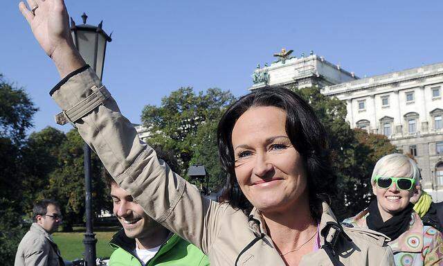 Eva Glawischnig winkt ihren Anhängern vor der Wahlkampf-Abschlussveranstaltung in Wien zu.