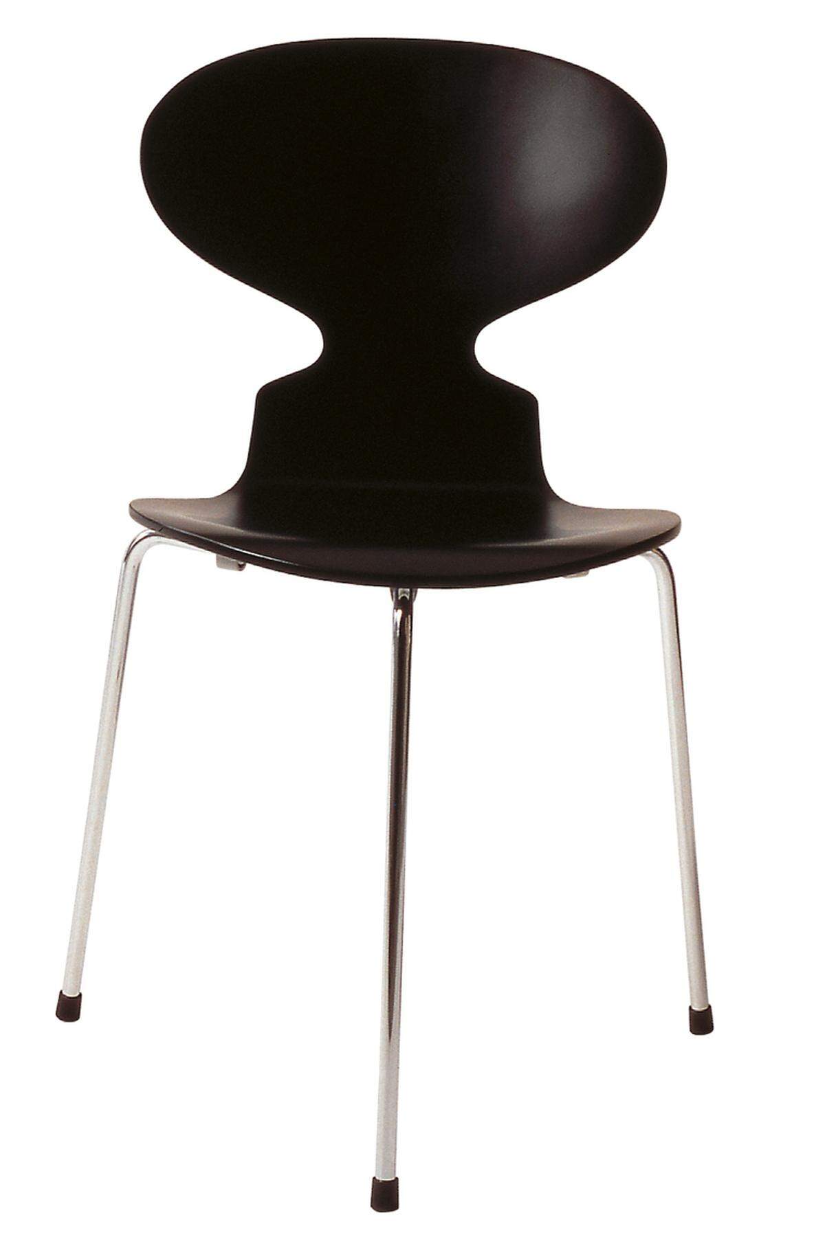 Darauf hat sich vor allem auch eine Partnerschaft verewigt: Fritz Hansen mit dem Designer Arne Jacobsen. Bis heute produziert der dänische Hersteller etwa den „Ant“-Chair (rechts) aus dem Jahr 1952. Ursprünglich entwarf ihn Jacobsen für eine Stückzahl von 300. Hunderttausende sind es schließlich bis heute geworden.