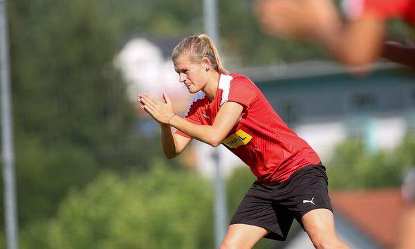 Dazu singt am schlechtesten mit: Virginia Kirchberger Die 24-Jährige spielt ebenfalls in der deutschen Bundesliga bei Duisburg.