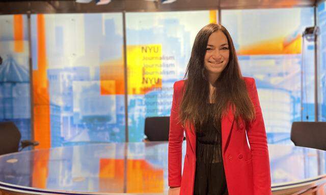 Cornelia Holzbauer im TV-Studio der New York University, an der sie ihr Masterstudium Journalismus absolviert.