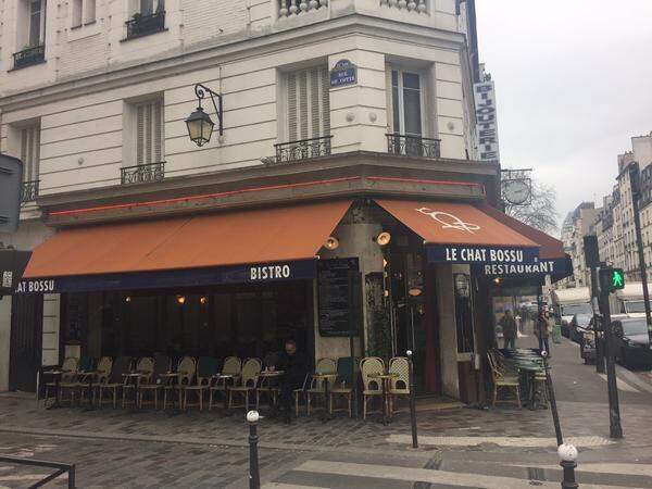 Das Café Le Chat Bossu (Die buckelnde Katze), ein wenig hinter der Bastille. Von außen ur-pariserisch, ...