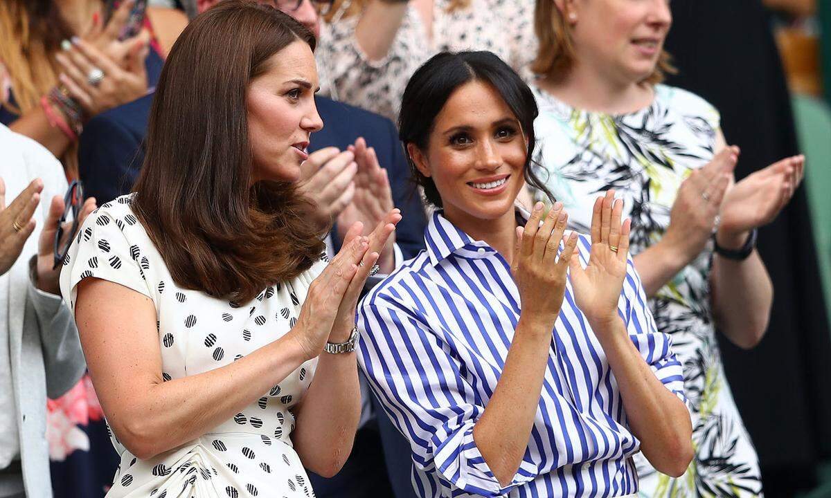 Erster royaler Aufschlag für Meghan in Wimbledon: Ihr Debüt als Herzogin war auch gleichzeitig ihr erster Solo-Auftritt mit Schwägerin Catherine - ein schönes Doppel. In der „Royal Box" schauten sich die Schwägerinnen das Damen-Finale zwischen Angelique Kerber und Serena Williams, Meghans guter Freundin und Gast bei ihrer Hochzeit, an.