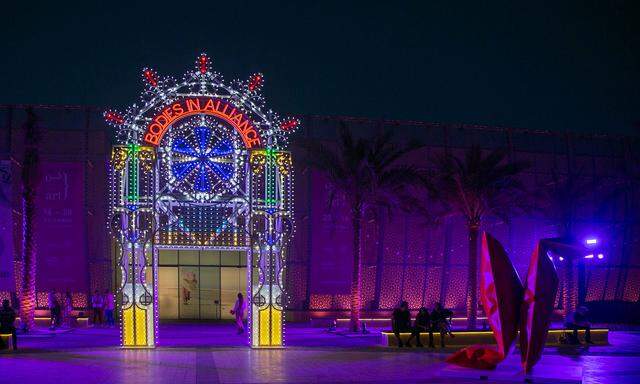 Marinella Senatoris Neonportal vor dem Eingang der Kunstmesse Abu Dhabi Art  im Kulturzentrum Manarat Al Saadiyat.