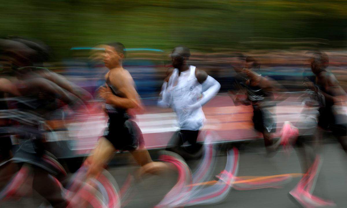 Der Olympiasieger hat Geschichte, auch wenn sein Rekord (kein offizielles Rennen, wechselnde Schrittmacher) nicht offiziell anerkannt wird. Die offizielle Bestmarke hat Kipchoge seit dem Berlin-Marathon 2018 mit 2:01:39 Stunden aber ohnehin auch in seinem Besitz. Die besten Bilder vom Weltrekordlauf in Wien.