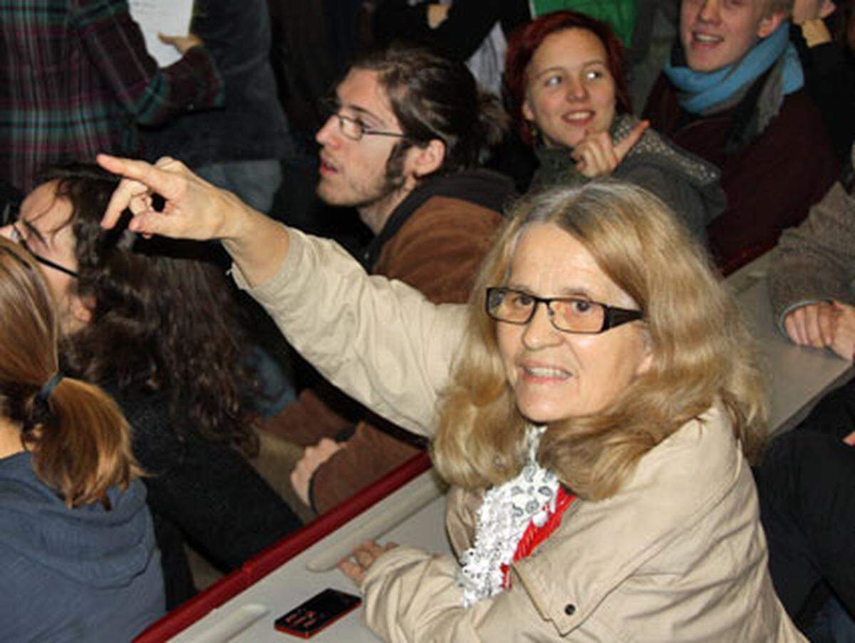 Diese Dame betonte die gesellschaftspolitische Verantwortung der Unis, die diese ihrer Meinung nach zu wenig wahrnehmen: "Ich habe eine Vision vom Forum im alten Rom. Die Unis sollen sich für die Bevölkerung öffnen."