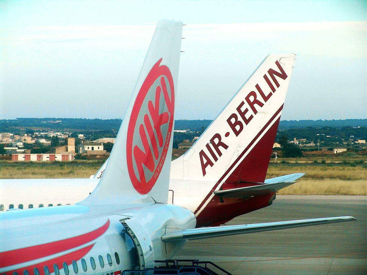 Aber auch Niki bleibt nicht lange eigenständig. Bereits im Jahr 2004 steigt die deutsche Air Berlin mit 24 Prozent ein. Im Jahr 2010 erhöhen die Deutschen ihren Anteil bereits auf 49,9 Prozent.