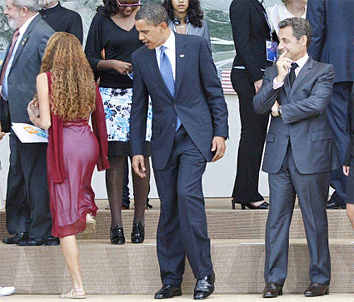 US-Präsident Barack Obama und der französische Präsident Nikolas Sarkozy verlieren vor dem Knipsen des Gruppenfotos etwas die Fassung. Angezogen werden ihre Blicke von der Brasilianerin Mayora Tavares.