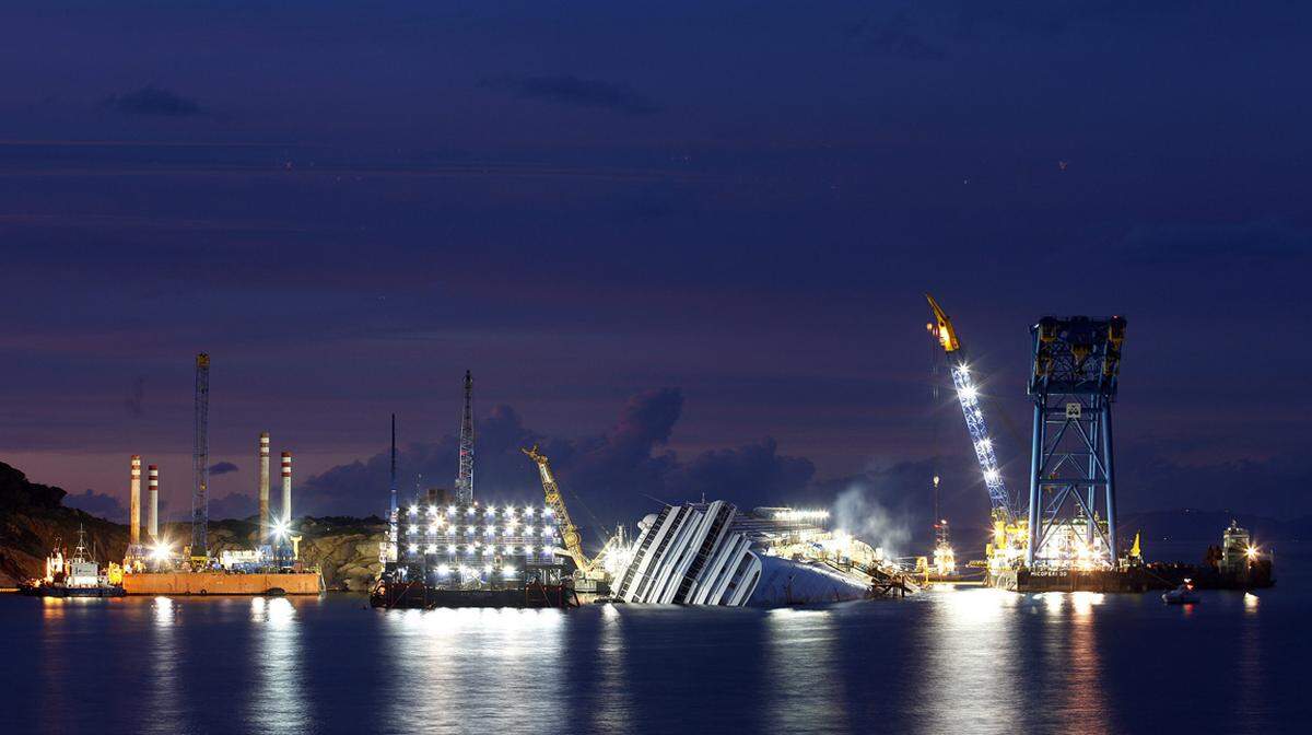 Die "Costa Concordia" lag lange Zeit wie ein gestrandeter Wal vor der Insel Giglio. Eine riesige Arbeitsplattform wurde aufgefahren, turmhohe Kräne überragen das Wrack.