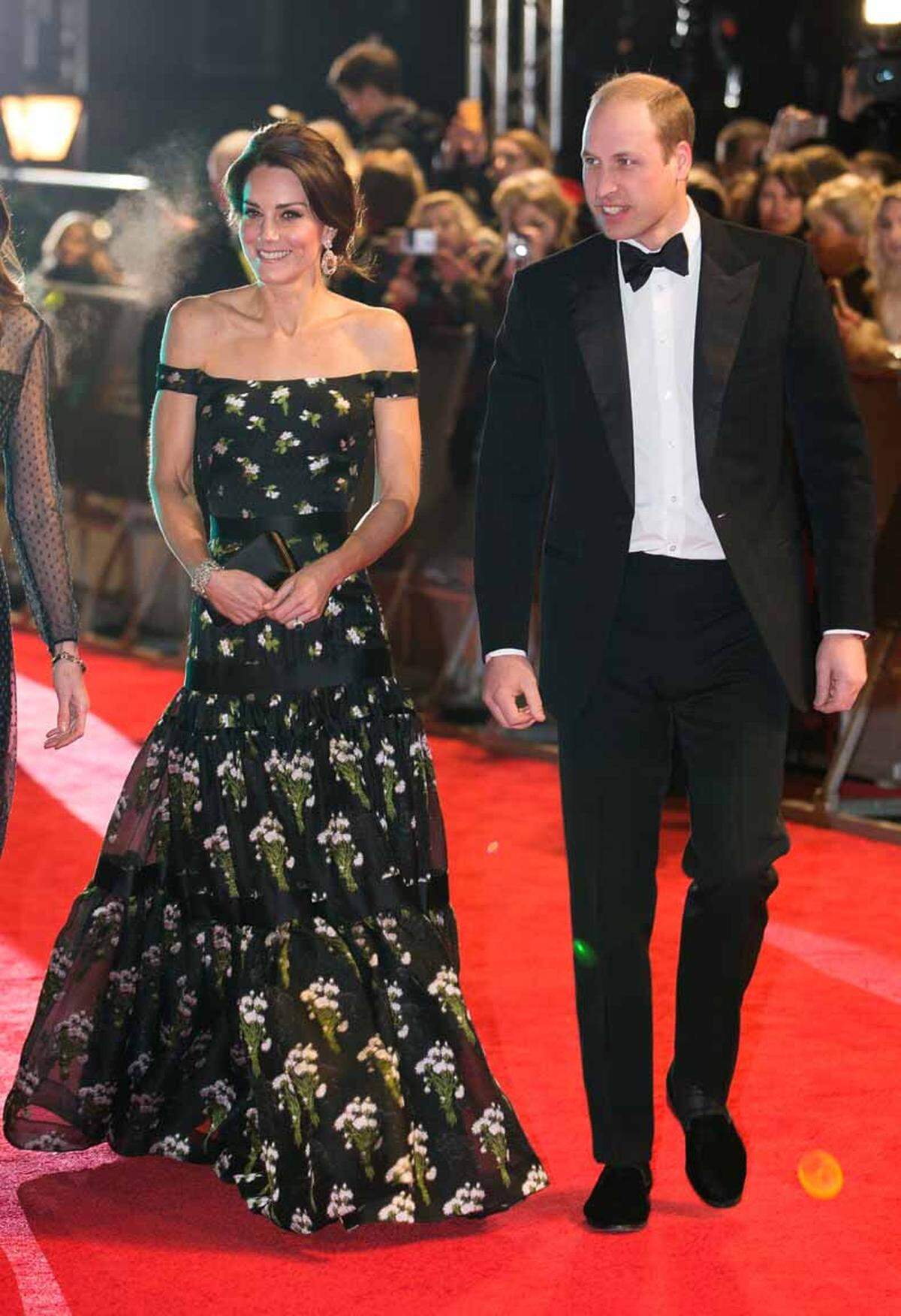 Royalen Aufputz erhielten die British Academy of Film and Television Awards (Bafta) in der Londoner Royal Albert Hall. Prinz William, der seit 2010 Präsident der Academy ist, erschien zum 70. Jubiläum der Preisverleihung an der Seite von Herzogin Catherine, die in einem Kleid von Alexander McQueen mit den Stars mithalten konnte.