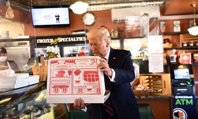 Nach einem Auftritt in Pennsylvania verspürte Donald Trump Heißhunger auf eine Pizza, während im Hintergrund der Parteitag der Demokraten über den Schirm flimmerte. 