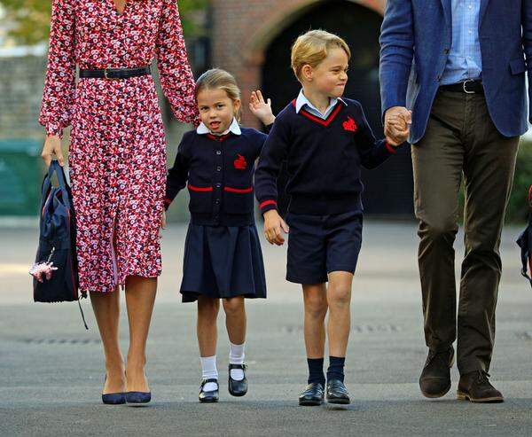 Den ersten Schultag trat sie an der Hand von Herzogin Catherine und neben Bruder Prinz George an.