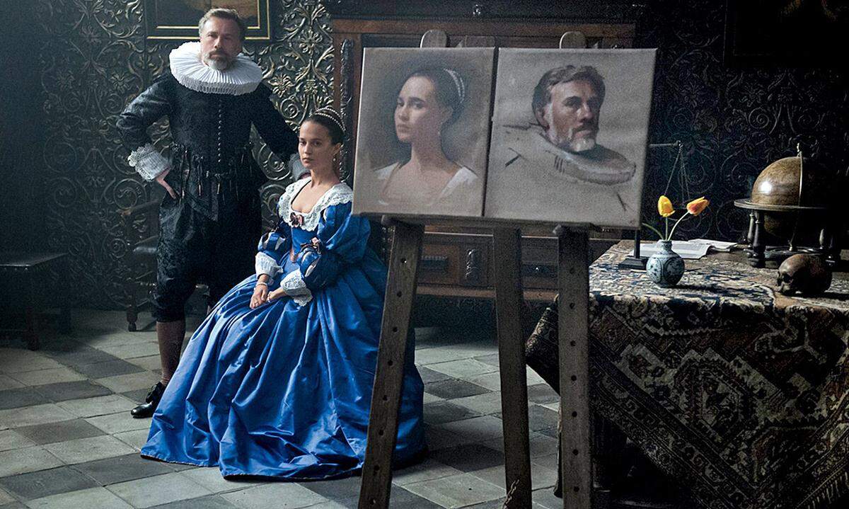 Ende des Jahres ist er in der historischen Romanverfilmung "Tulip Fever" (Österreich-Start: 23.12.) an der Seite von Alicia Vikander als gehörnter Ehemann zu sehen.Der Film wure bereits vor zwei Jahren gedreht, doch der Filmstart immer wieder verschoben. In der von James Cameron produzierten Manga-Verfilmung "Alita: Battle Angel" ist er mal nicht Antagonist, sondern Dr. Dyson Ido, Mentor des titelgebenden Cyborgs Alita. Zu sehen wird der Film allerdings er 2018 sein.