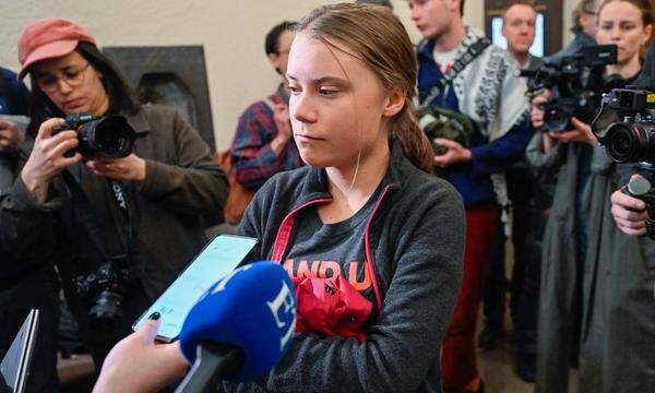 Die schwedische Klimaaktivistin Greta Thunberg trifft vor dem Bezirksgericht in Stockholm ein.