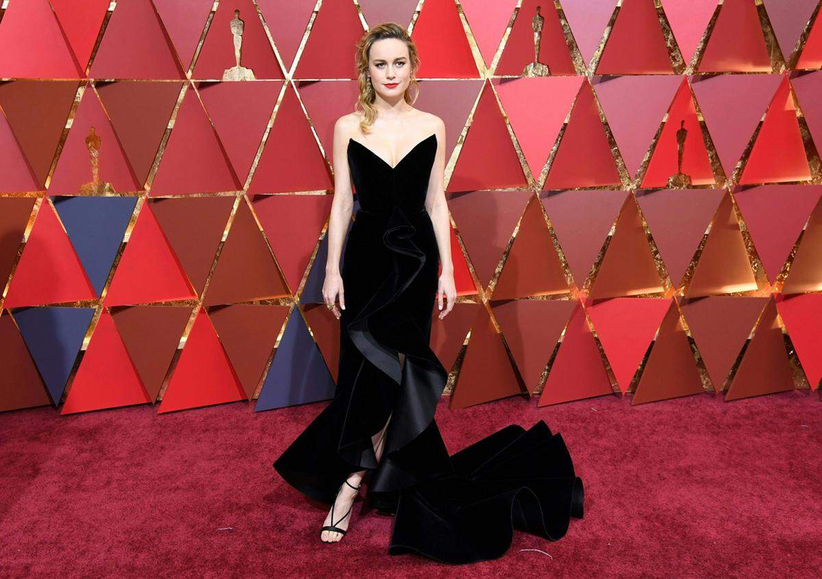 Schwarz muss nicht langweilig sein. Das bewies Brie Larson in einer Samtrobe von Oscar de la Renta.