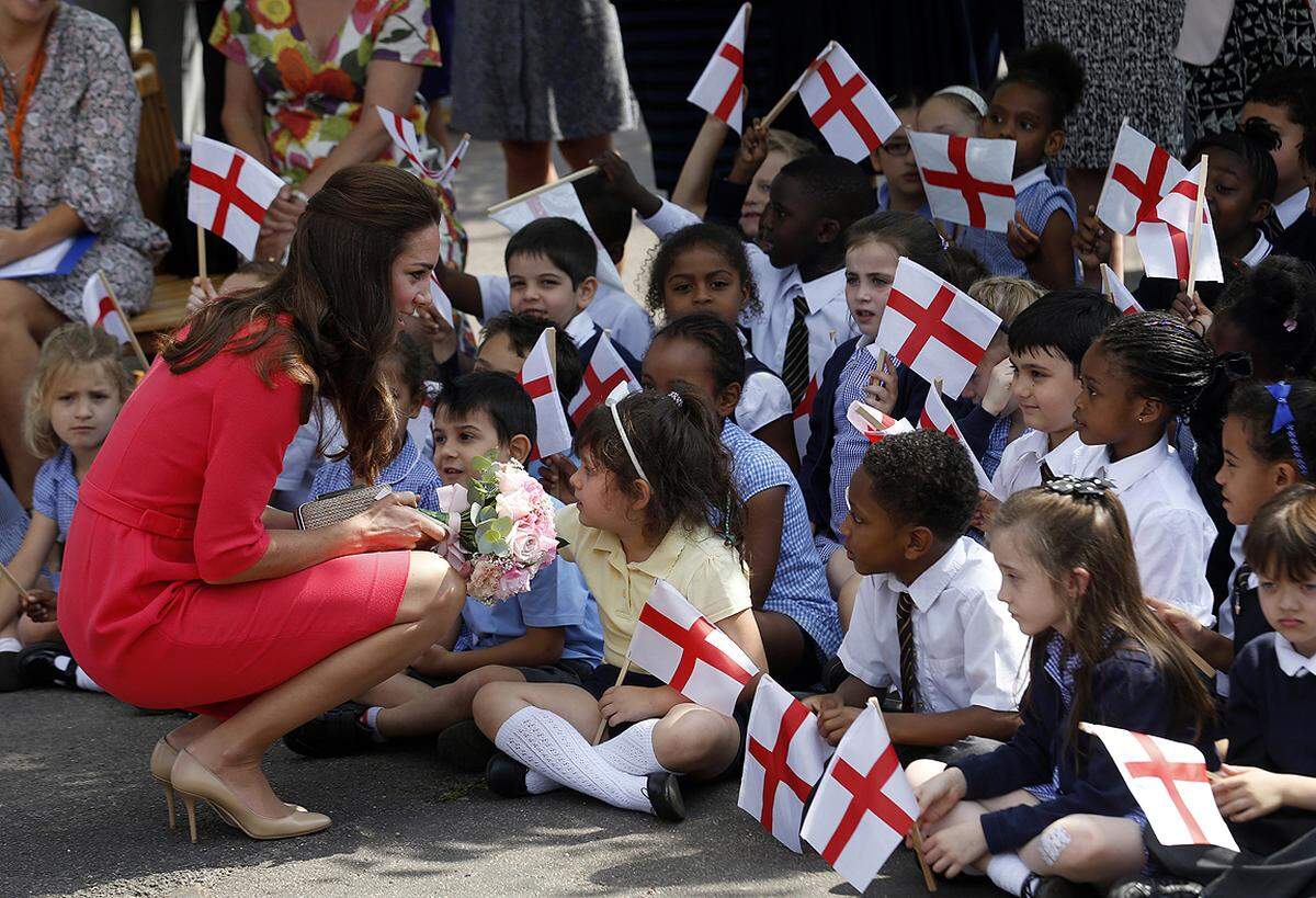 Sie ging sogar auf die Knie, aber Begeisterung konnte Herzogin Kate bei diesen Londoner Schulern keine ausl&ouml;sen.  1. Juli 2014