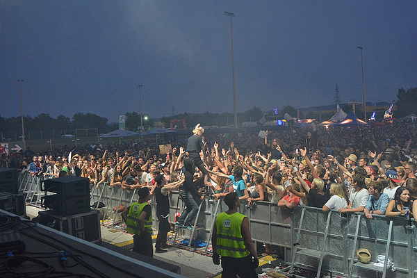 ... den Crystal Castles (im Bild Sängerin Alice Glass). An beiden Bühnen wurde man nicht enttäuscht: Casper mobilisierte vor der Hauptbühne die Massen und sang zum Abschluss seines Sets sogar ein Oasis-Cover ("Don't look back in anger").