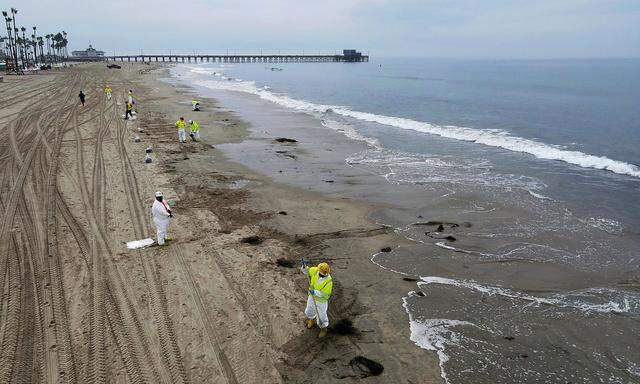 Säuberungsarbeiten am Strand von Newport, Kalifornien.
